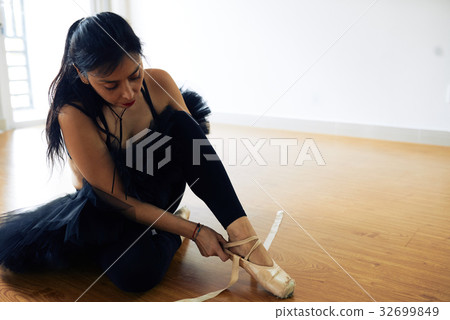 Portrait of Experienced Ballerina Portrait of Experienced Ballerina 32699849