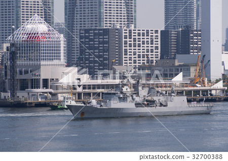 The New Zealand navy frigate "Te Kaha" leaving Harumi Pier 32700388
