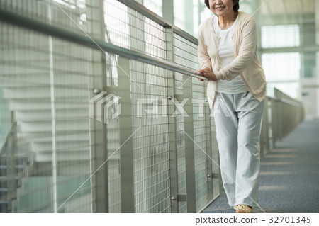 Senior women's rehabilitation medical image Senior women's rehabilitation medical image 32701345