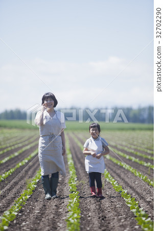 父母和孩子在外地散步 32702290