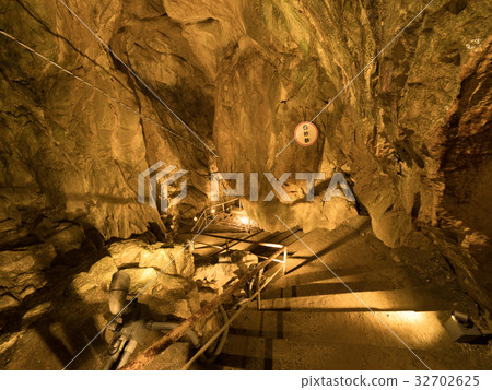 Hihara石灰石洞穴新堂 32702625
