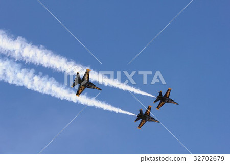 US Navy Blue Angels F / A-18 Hornet battle attack aircraft flying acrobat while smoking US Navy Blue Angels F / A-18 Hornet battle attack aircraft flying acrobat while smoking 32702679