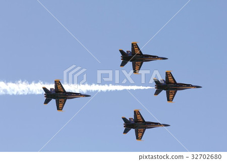 美國海軍藍色天使F / A-18大黃蜂戰鬥攻擊飛機飛行雜技演員在吸煙時 32702680