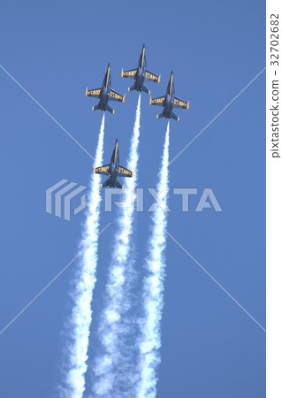 US Navy Blue Angels F / A-18 Hornet battle attack aircraft flying acrobat while smoking US Navy Blue Angels F / A-18 Hornet battle attack aircraft flying acrobat while smoking 32702682