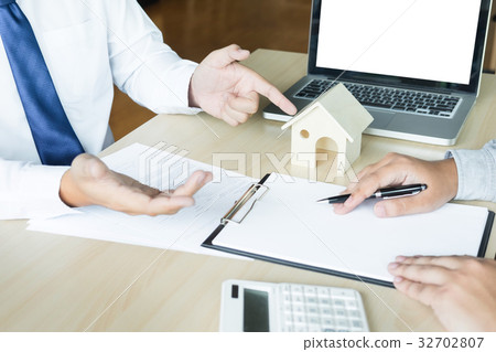 Real estate agent to present the property (house) to customer Real estate agent to present the property (house) to customer 32702807