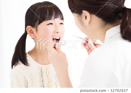 Female dentist dental care dental hygienist caries prevention whitening 32702837