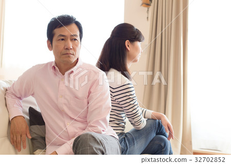 Middle couple looking at themselves Fighting apathy 32702852