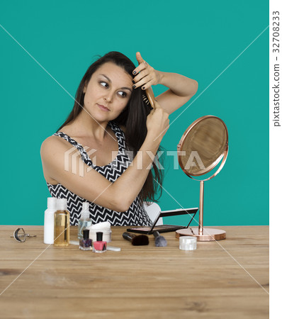 Elegance woman wearing makeup herself Elegance woman wearing makeup herself 32708233