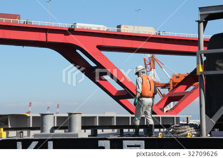 A person working at a port 32709626