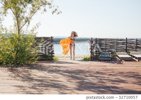 Girl running keep in hands the pizza mattress Girl running keep in hands the pizza mattress 32710057