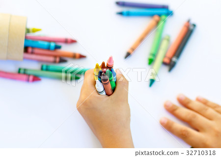 child's hands with lots of colorful wax crayons child's hands with lots of colorful wax crayons 32710318