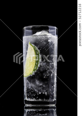 Gin and tonic 32712218