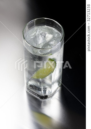 Gin and tonic Gin and tonic 32713238
