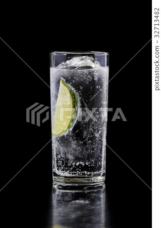 Gin and tonic Gin and tonic 32713482