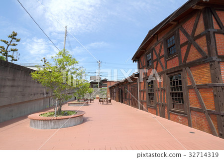 Handa Red Block Building Handa Red Block Building 32714319