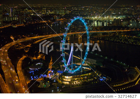 從小遊艇船塢海灣沙子天空公園看的新加坡飛行物夜視圖 從小遊艇船塢海灣沙子天空公園看的新加坡飛行物夜視圖 32714627
