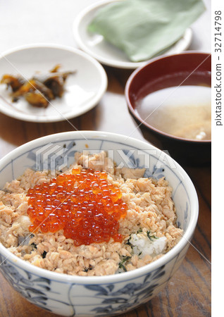 How much salmon and fried rice bowl set meal 32714798