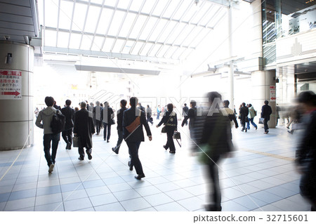 JR Shinagawa Station 32715601