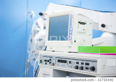 Ventilator in the operating room 32716340