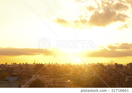 夕陽照亮的城市 32716661