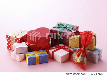 Many present boxes Many present boxes 32717665