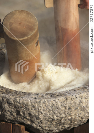 pounding mochi  32717875