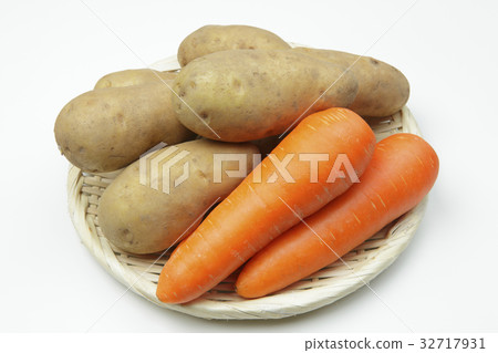 Two kinds of vegetables Two kinds of vegetables 32717931