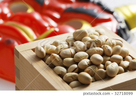 惡魔的臉和豆子放在碗裡 32718099