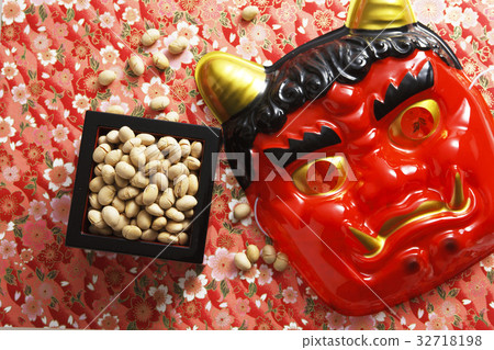 惡魔的臉和豆子放在碗裡 32718198