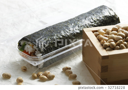 豆和壽司卷在碗裡 32718228