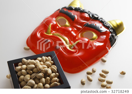 惡魔的臉和豆子放在碗裡 惡魔的臉和豆子放在碗裡 32718249