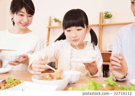 Table meal Family Parents child Dinner group Children Table meal Family Parents child Dinner group Children 32719112
