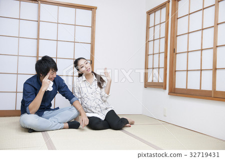 Japanese style cleaning Cleaning New life couple couple living together Japanese style cleaning Cleaning New life couple couple living together 32719431