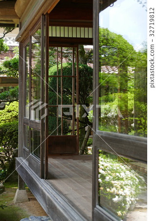 Glass windows of Japanese architecture 32719812