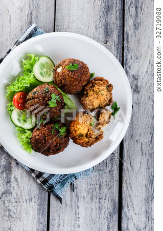Chickpea falafel balls with vegetables 32719988
