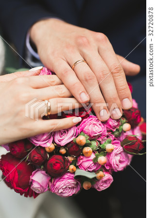 Beautiful luxury wedding bouquet of red flowers Beautiful luxury wedding bouquet of red flowers 32720878