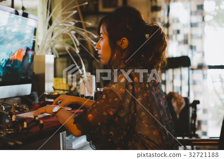 computer, female, lady 32721188