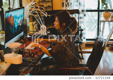 computer, person, female 32721189