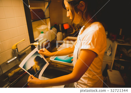 暗室 自然現象 女生 32721344