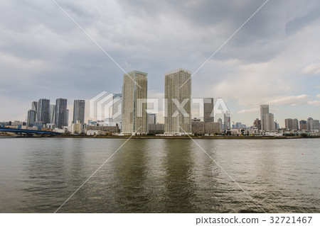 Harumi skyscraper group and canal 32721467