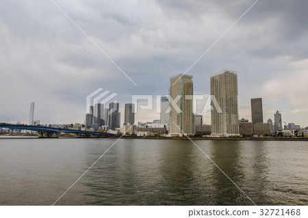 Harumi skyscraper group and canal 32721468