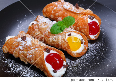 tasty Sicilian Cannoli, classic Italian Dessert 32721529