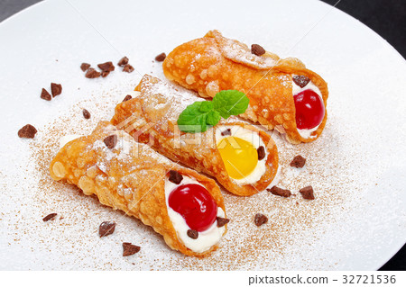 italian dessert - Sicilian Cannoli with ricotta italian dessert - Sicilian Cannoli with ricotta 32721536