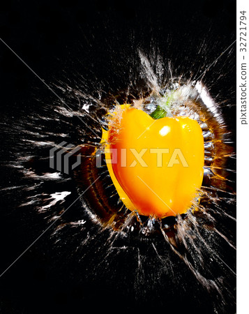 Shooting vegetables in black back with splashes 32721794