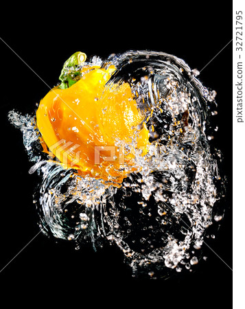 Shooting vegetables in black back with splashes 32721795