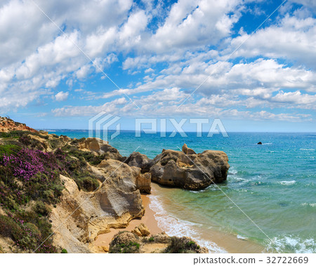 Atlantic blossoming coast (Algarve, Portugal). 32722669