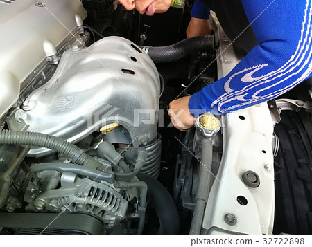 Hands of car mechanic 32722898