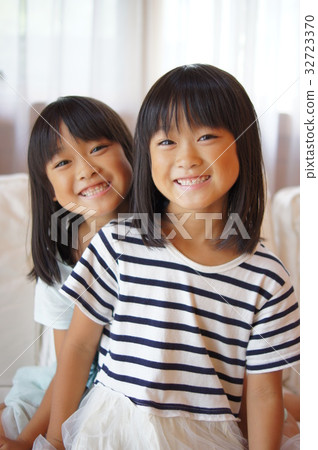 Twin sister Twin sister 32723370