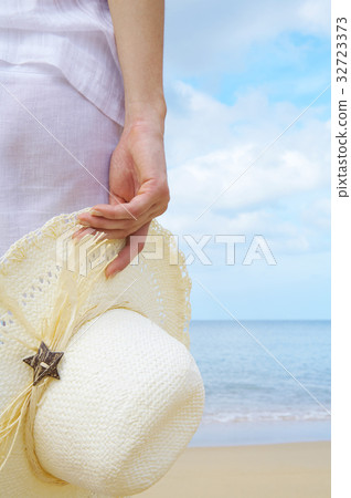 hat fragment 32723373