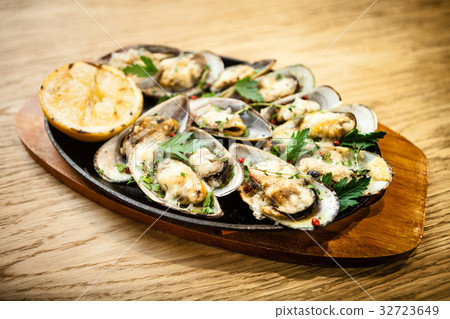 Baked mussels with cheese Baked mussels with cheese 32723649